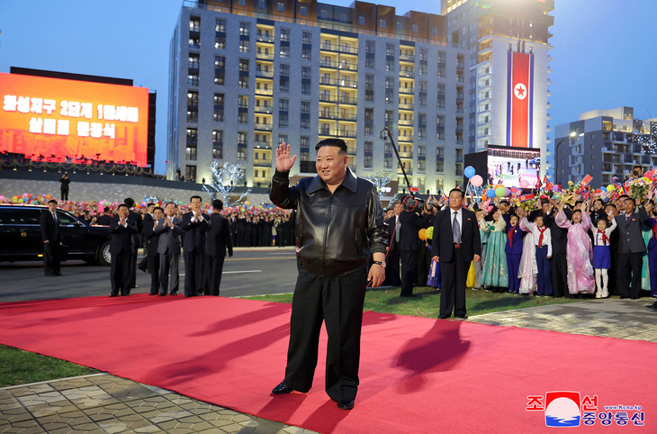 Lãnh đạo Triều Tiên Kim Jong Un xuất hiện tại buổi lễ đánh dấu kết thúc giai đoạn thứ hai trong dự án phát triển 10.000 căn hộ ở Bình Nhưỡng hôm 16-4 - Ảnh: AFP/KCNA
