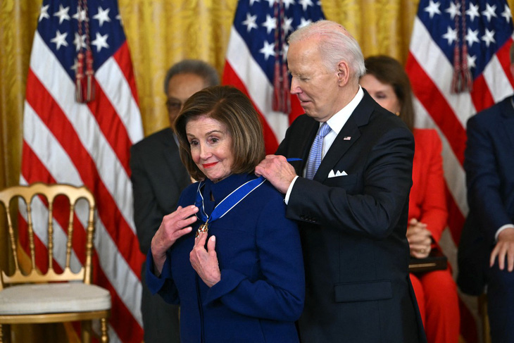 Tổng thống Mỹ Joe Biden trao Huân chương Tự do của tổng thống cho cựu chủ tịch Hạ viện Nancy Pelosi tại Nhà Trắng ở Washington, Mỹ, ngày 3-5 - Ảnh: REUTERS
