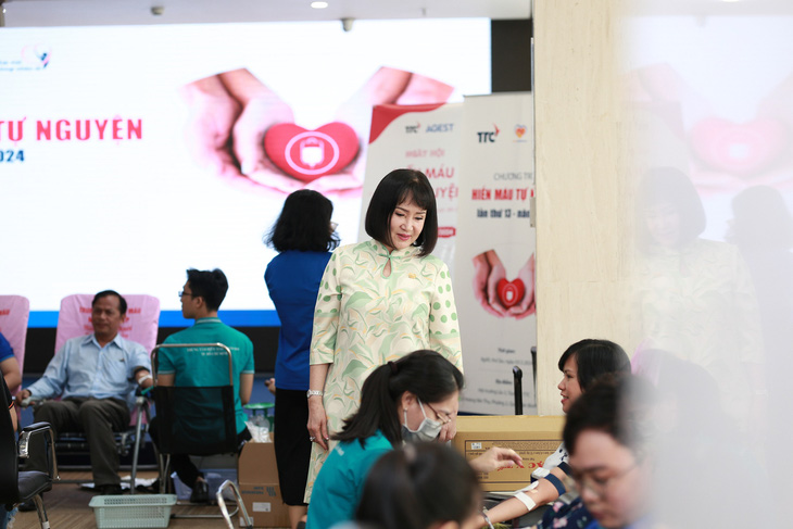 Bà Huỳnh Bích Ngọc - hó chủ tịch thường trực, tổng giám đốc Tập đoàn TTC trực tiếp động viên, gửi lời cảm ơn, khích lệ tinh thần người tham gia hiến máu. Ảnh: Đ.H