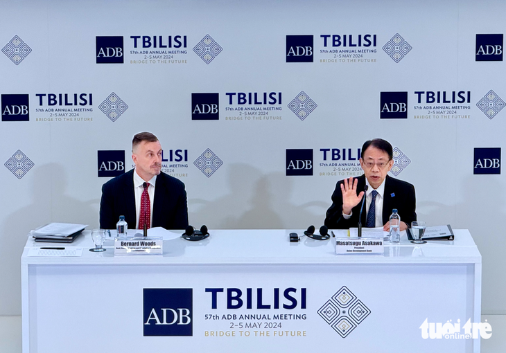 Chủ tịch ADB Masatsugu Asakawa tại cuộc họp báo công bố khoản bổ sung 5 tỉ USD cho ADF - Ảnh: DUY LINH