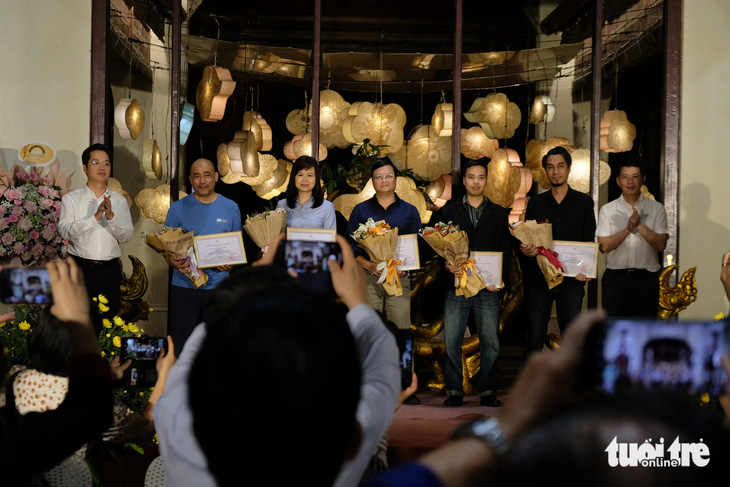 UBND quận Hoàn Kiếm tặng hoa cho nhóm thực hiện dự án - Ảnh: ĐẬU DUNG