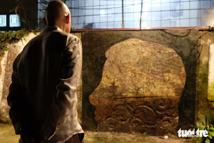 Một du khách nước ngoài trầm ngâm trước một góc bức tường của dự án nghệ thuật công cộng Phúc Tân - Ảnh: ĐẬU DUNG
