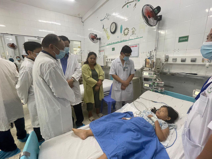 Đoàn công tác Bộ Y tế thăm bệnh nhân nặng đang điều trị tại Bệnh viện Nhi đồng Đồng Nai - Ảnh: A LỘC