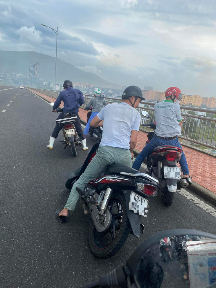 Xe máy qua cầu Thuận Phước đứng khựng lại vì gió lớn - Ảnh: Page Đà Nẵng