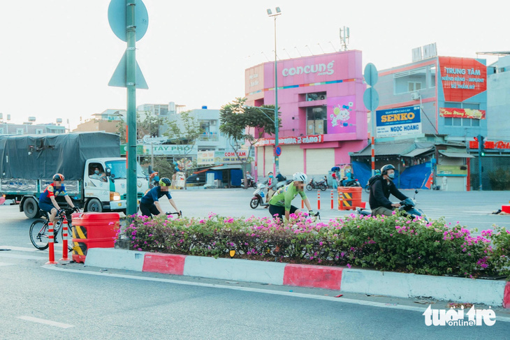 Các cua rơ quẹo luôn vào làn đường cấm xe đạp vào lúc 5h30 sáng 3-5 trên đường Phạm Văn Đồng - Ảnh: THANH HIỆP
