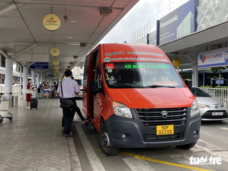 Ngành giao thông TP.HCM đang cố gắng tăng cường xe buýt, dịch vụ kết nối từ sân bay Tân Sơn Nhất đến các điểm giúp người dân đi lại thuận tiện - Ảnh: THU DUNG