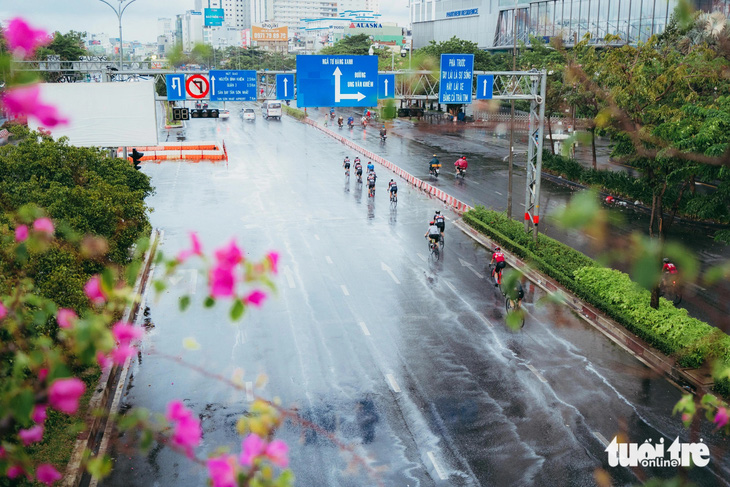 Một đoàn xe đạp nối thành hàng dài chạy vào làn xe ô tô trên đường Điện Biên Phủ (quận Bình Thạnh) sáng sớm 4-5 - Ảnh: THANH HIỆP