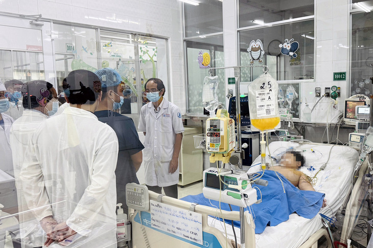 Đoàn công tác Bộ Y tế đến kiểm tra công tác điều trị cho các bệnh nhi ngộ độc nặng sau ăn bánh mì tại Bệnh viện Nhi đồng Đồng Nai - Ảnh: A LỘC
