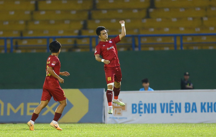 HLV Lê Huỳnh Đức tiếp tục cuộc đua vô địch V-League