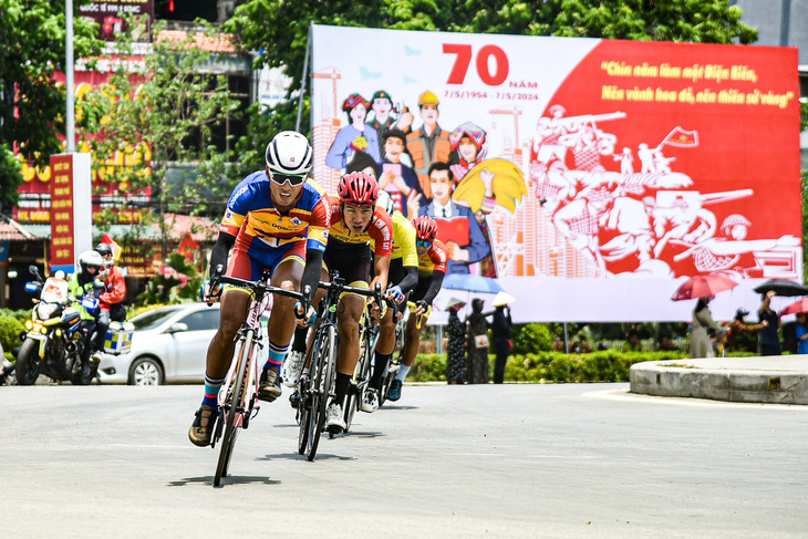 Cuộc đua xe đạp về Điện Biên Phủ 2024 đã về đến TP Điện Biên Phủ - Ảnh: QĐND