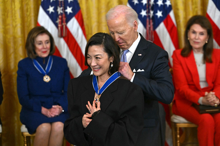Dương Tử Quỳnh nhận huân chương từ Tổng thống Mỹ Joe Biden - Ảnh: AFP