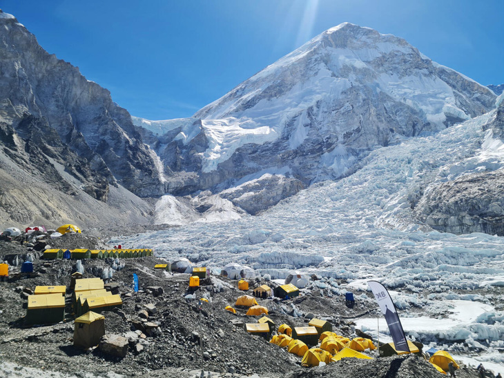Du khách dựng trại tại các điểm dừng chân trên hành trình chinh phục đỉnh Everest - Ảnh: AFP