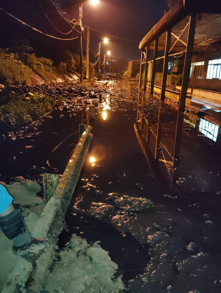 Hình ảnh nước thải từ bãi rác Nam Sơn tràn xuống đường lan truyền trên mạng xã hội trong đêm 3-5 - Ảnh: MXH