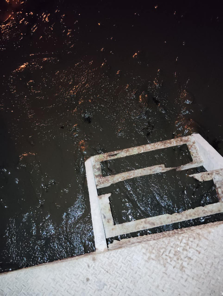Bùn thải đen kịt đổ xuống nội khu Khu liên hiệp xử lý chất thải Nam Sơn - Ảnh: MXH