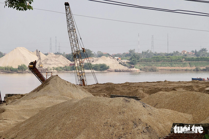 Một mỏ cát đang khai thác tại Hà Nội - Ảnh: NAM TRẦN