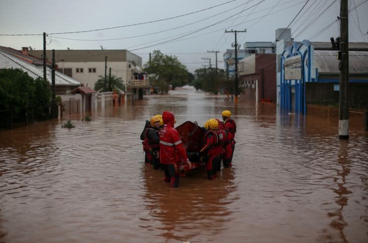 Đội cứu hộ đang làm việc sau mưa lớn tại bang Rio Grande do Sul, Brazil ngày 2-5 - Ảnh: AFP