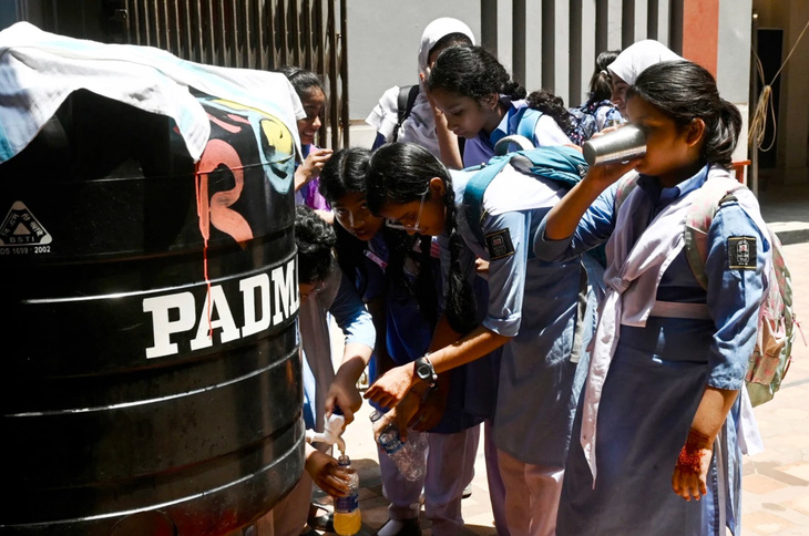 Học sinh uống nước tại một trường học ở thủ đô Dhaka, Bangladesh ngày 28-4 - Ảnh: AFP
