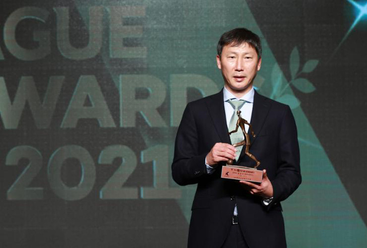 HLV Kim Sang Sik từng nhận giải HLV xuất sắc nhất K-League 2021 - Ảnh: YONHAP