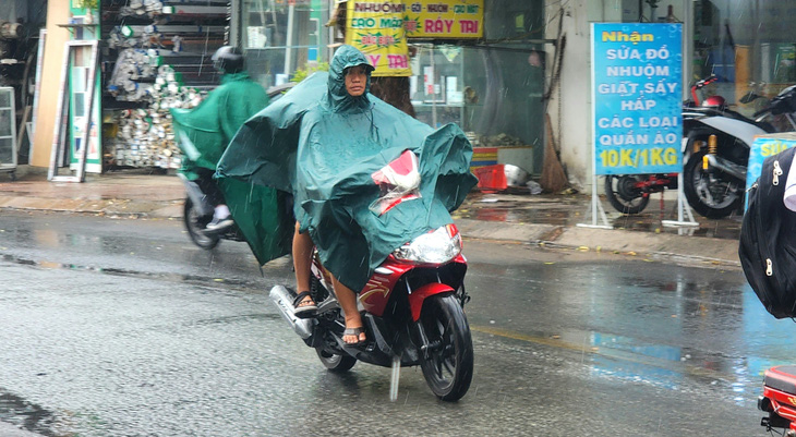 Từ trưa 4-5, nhiều nơi ở TP.HCM đã có mưa dông, dự báo tối nay mưa tiếp tục xảy ra - Ảnh: NGỌC KHẢI