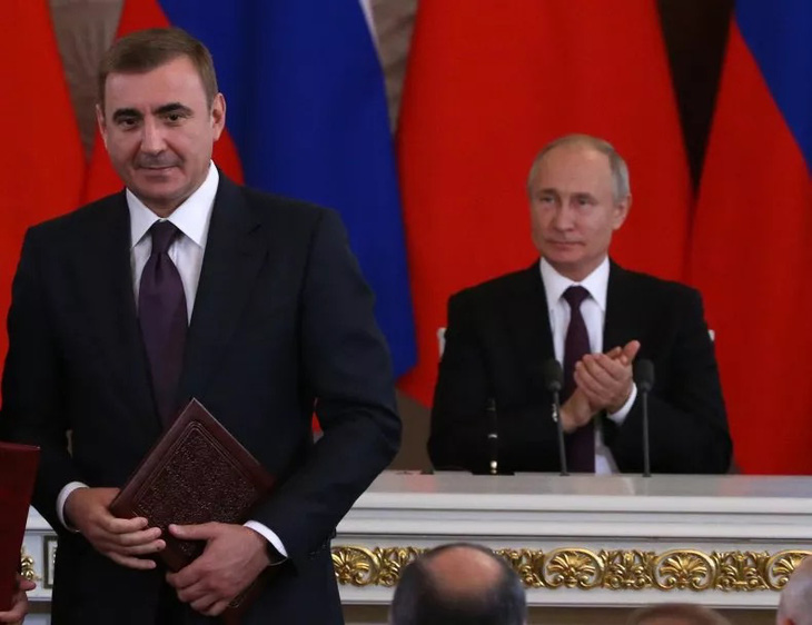 Tổng thống Nga Vladimir Putin (phải) và Thống đốc vùng Tula Alexei Dyumin trong một sự kiện hồi năm 2019 - Ảnh: GETTY IMAGES