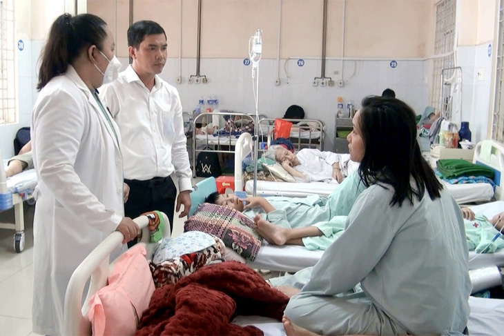 Chủ tịch UBND TP Long Khánh (Đồng Nai) trực tiếp đến bệnh viện kiểm tra, chỉ đạo công tác điều trị cho các bệnh nhân - Ảnh: A.B.