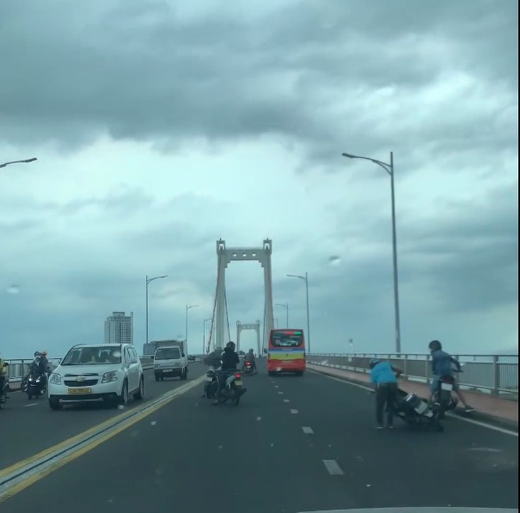 Một xe máy té ngã, nhiều xe khác loạng choạng khi qua cầu Thuận Phước trưa nay - Ảnh: FB