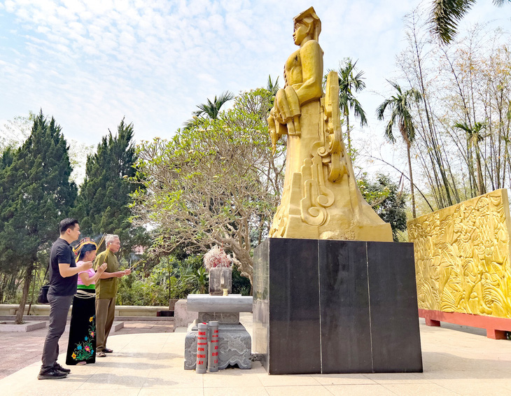 Người dân thường đến thắp hương ở tượng đài Noong Nhai tưởng nhớ những người đã mất - Ảnh: NAM TRẦN