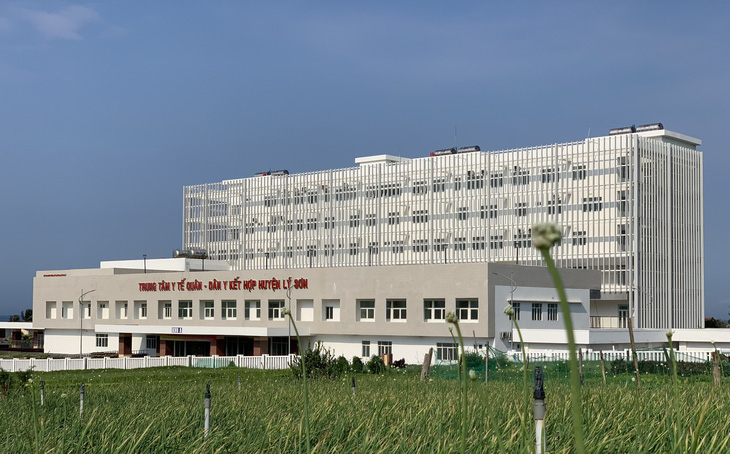 Trung tâm Y tế Quân dân y kết hợp huyện Lý Sơn là công trình y tế rất có ý nghĩa với huyện đảo - Ảnh: HỮU DANH