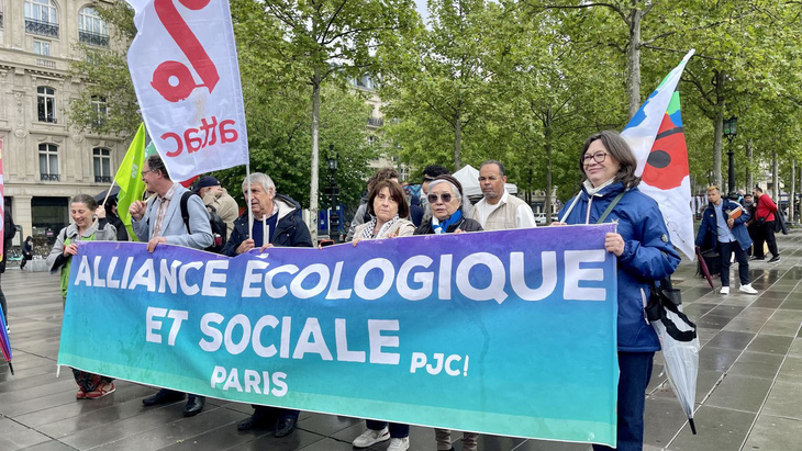 Nhiều chính trị gia, dân biểu của Paris và thành phố lân cận, cùng đại diện các đảng phái cánh tả, các nhà hoạt động phong trào đấu tranh vì môi trường đã tới tham dự và bày tỏ sự ủng hộ.