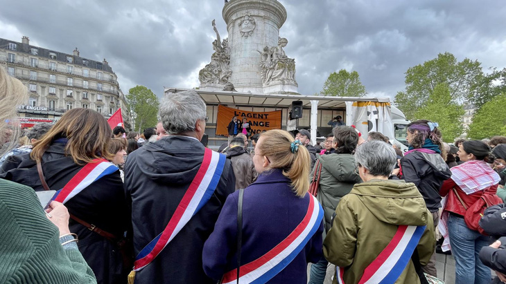Kiều bào và người dân Pháp xuống đường ủng hộ vụ kiện chất độc da cam của bà Trần Tố Nga- Ảnh 3.