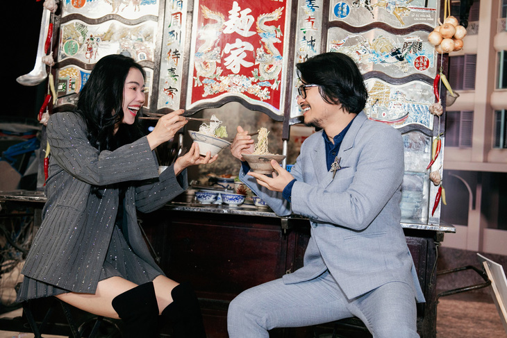 "Bà trùm hoa hậu" Kim Dung thích thú trải nghiệm xe hủ tiếu mì cùng chồng - đạo diễn Hoàng Nhật Nam.