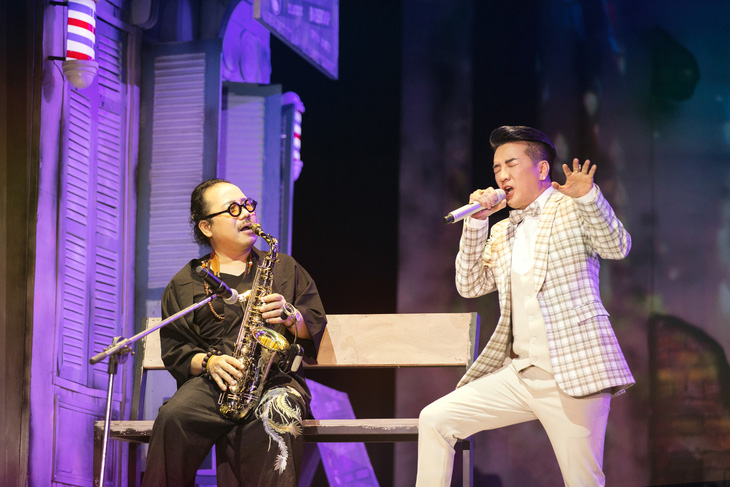 Nghệ sĩ saxophone Trần Mạnh Tuấn và Đàm Vĩnh Hưng 