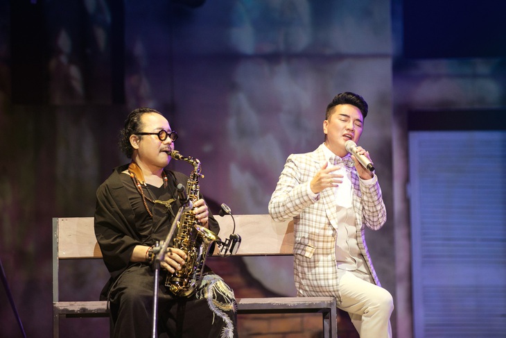 Sự góp mặt của nghệ sĩ saxophone Trần Mạnh Tuấn khiến nhiều khán giả xúc động. Những giai điệu quen thuộc của Thành phố buồn, Xót xa, Ngày buồn, Thương tình nhân vang lên, giọng hát của Mr Đàm càng thêm thăng hoa khi có tiếng kèn lay động lòng người của nghệ sĩ Trần Mạnh Tuấn.