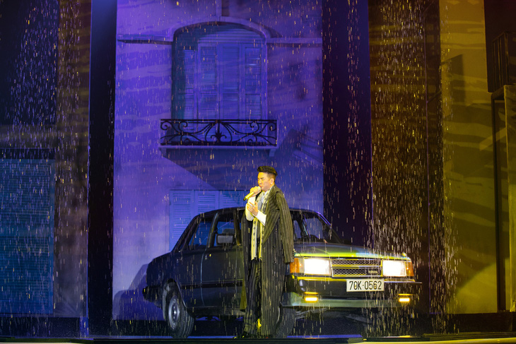 Đàm Vĩnh Hưng đưa ô tô lên sân khấu kết hợp hiệu ứng mưa - Ảnh: KIẾNG CẬN TEAM