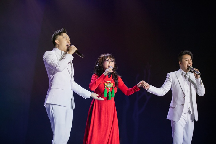 “Dạ khúc cho tình nhân” - tựa của dự án bolero kéo dài 19 năm cũng chính là tác phẩm đỉnh cao của cặp đôi nghệ sĩ Lê Uyên Phương. Tác phẩm hơn 50 năm tuổi đã được danh ca Lê Uyên trình diễn mộc mạc, cảm xúc trên sân khấu với tiếng đàn guitar và violin.