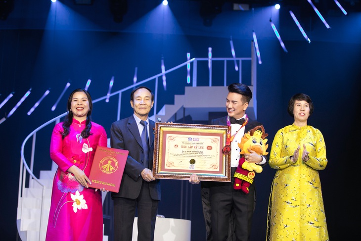 Đàm Vĩnh Hưng nhận bằng xác lập kỷ lục Việt Nam - Ảnh: Team Kiếng Cận