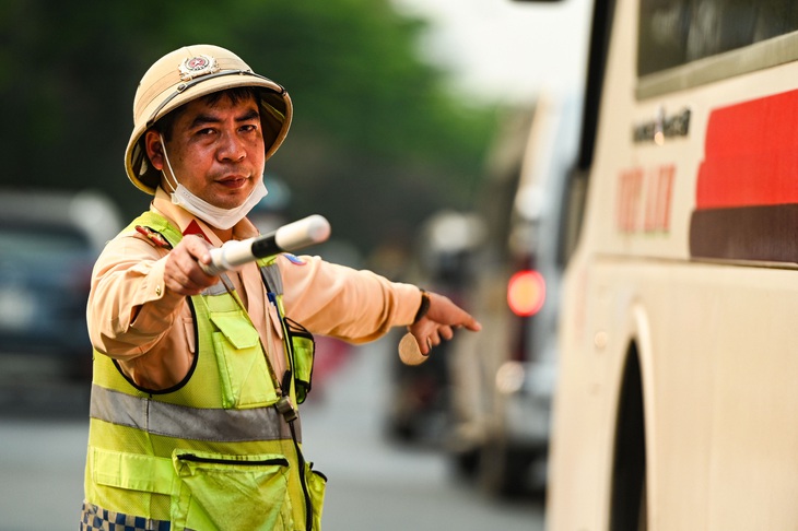 Thủ tướng gửi thư khen cảnh sát giao thông- Ảnh 1. Cảnh sát giao thông tăng cường đảm bảo trật tự an toàn giao thông dưới thời tiết nắng nóng dịp nghỉ lễ - Ảnh: HỒNG QUANG