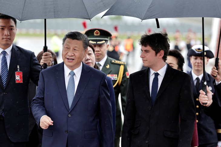 Thủ tướng Pháp Gabriel Attal (phải) chào đón Chủ tịch Trung Quốc Tập Cận Bình ngày 5-5 - Ảnh: REUTERS