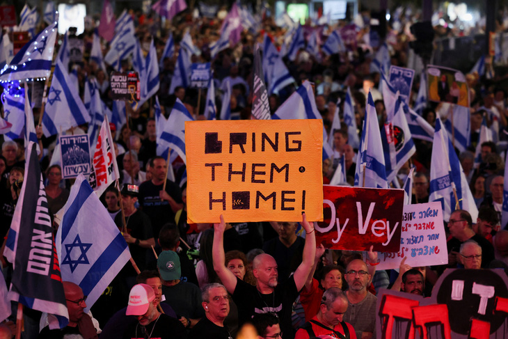 Người biểu tình Israel đòi giải thoát con tin ở Tel Aviv ngày 4-5 - Ảnh: REUTERS