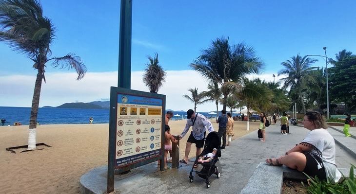 Bảng nội quy công viên bờ biển TP Nha Trang, trong đó có quy định cấm thả diều - Ảnh: PHAN SÔNG NGÂN