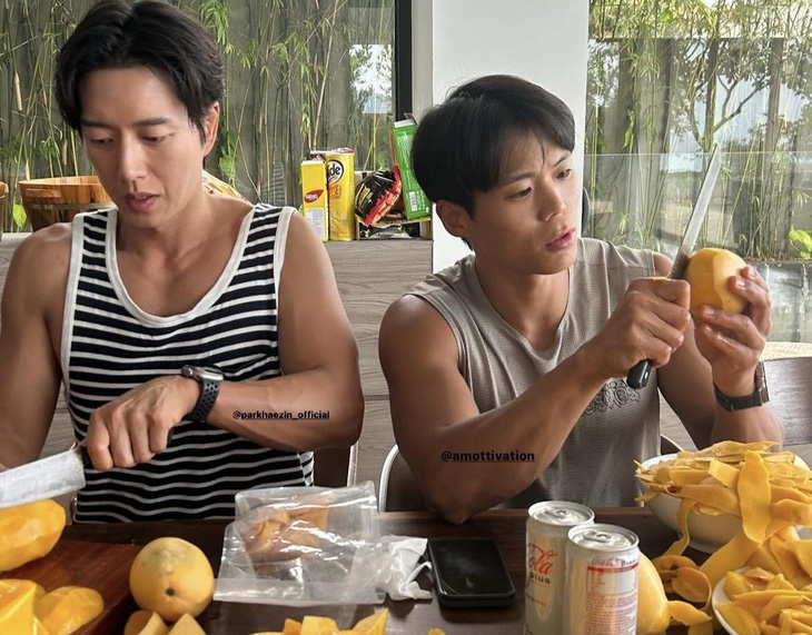 Park Hae Jin (trái) gọt xoài, mê mẩn trái cây Việt Nam - Ảnh: jay_yi_w