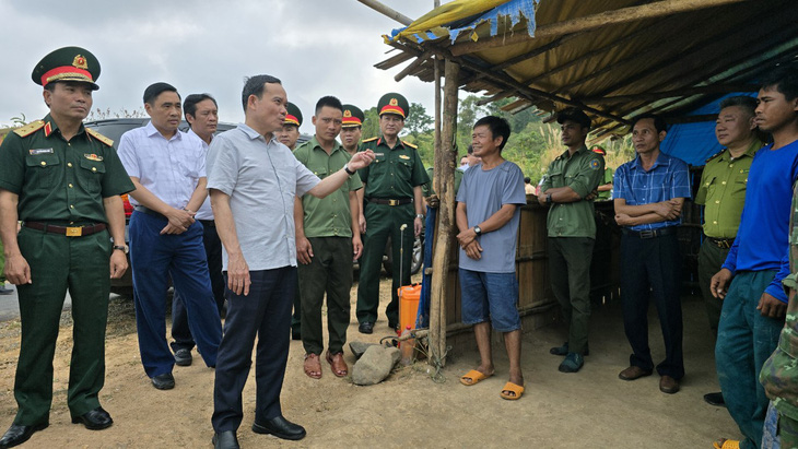 Phó thủ tướng Trần Lưu Quang thị sát công tác bảo vệ rừng tại Vườn quốc gia Chư Mom Ray - Ảnh: H.Q. 