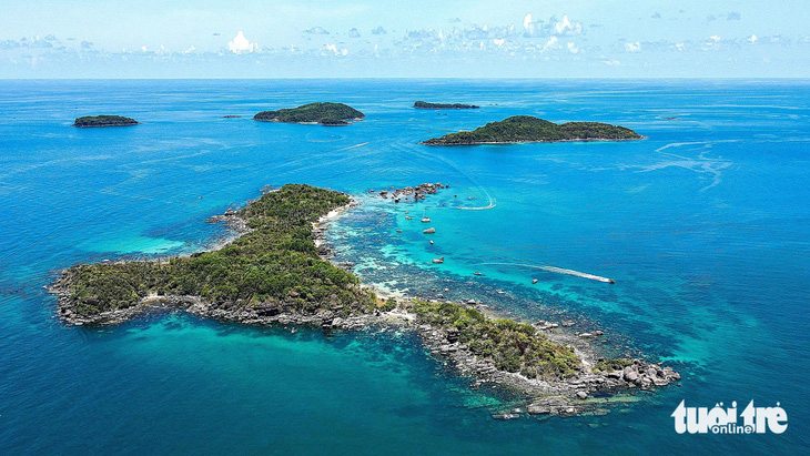 Khu vực biển xung quanh các hòn phía Nam đảo Phú Quốc hoang sơ với nhiều rạn san hô tuyệt đẹp