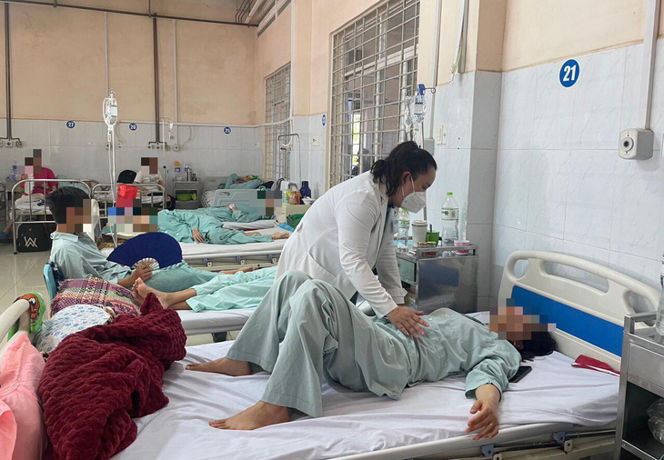 Bệnh nhân bị ngộ độc sau khi ăn bánh mì tại tiệm bánh mì Cô Băng (TP Long Khánh) - Ảnh: A LỘC