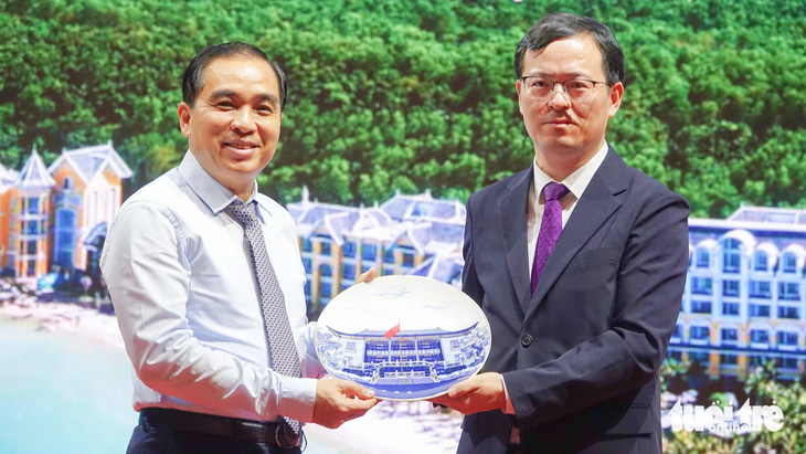 Ông Huỳnh Quang Hưng (bên trái) - chủ tịch UBND TP Phú Quốc - tặng quà lưu niệm cho đại diện Tổng lãnh sự quán Trung Quốc - Ảnh: CHÍ CÔNG