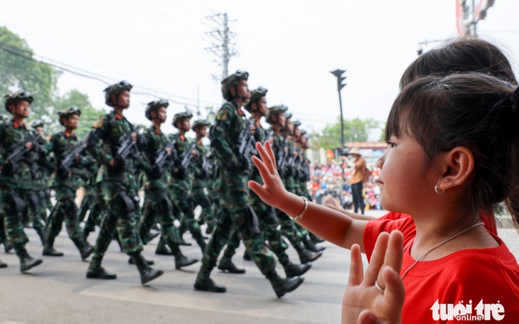 Hàng vạn người dân Điện Biên vẫy chào đoàn diễu binh, diễu hành 70 năm Chiến thắng Điện Biên Phủ