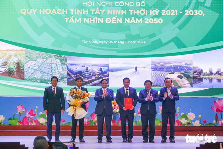 Thủ tướng Chính phủ Phạm Minh Chính trao quyết định công bố quy hoạch cho tỉnh Tây Ninh - Ảnh: CHÂU TUẤN