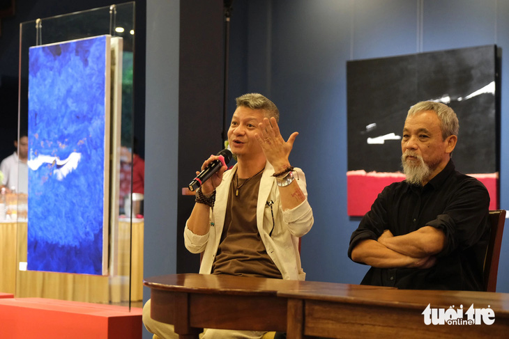 Họa sĩ Trần Nhật Thăng (phía trái ảnh) cùng nhà phê bình nghệ thuật Phan Cẩm Thượng chia sẻ hành trình tạo nên triển lãm Mây Miền - Ảnh: M.V.