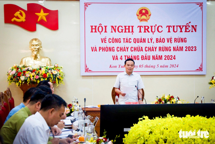 Phó thủ tướng Trần Lưu Quang chủ trì hội nghị về quản lý, bảo vệ rừng tại TP Kon Tum ngày 5-5 - Ảnh: NGỌC LÂM 