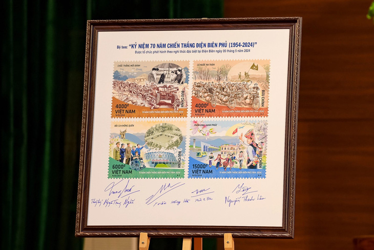 Bộ tem Kỷ niệm 70 năm Chiến thắng Điện Biên Phủ cùng chữ ký của các đại biểu - Ảnh: NAM TRẦN